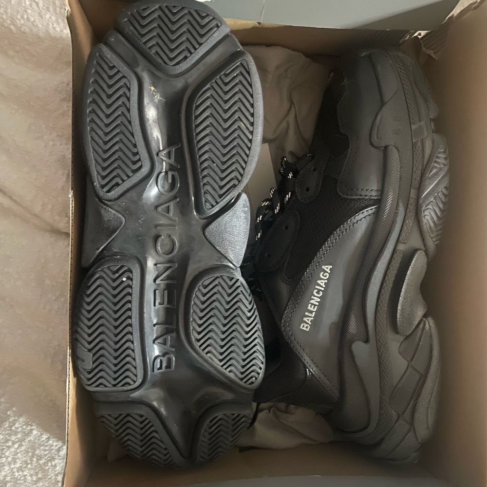 Balenciaga Men's triple s black (43)